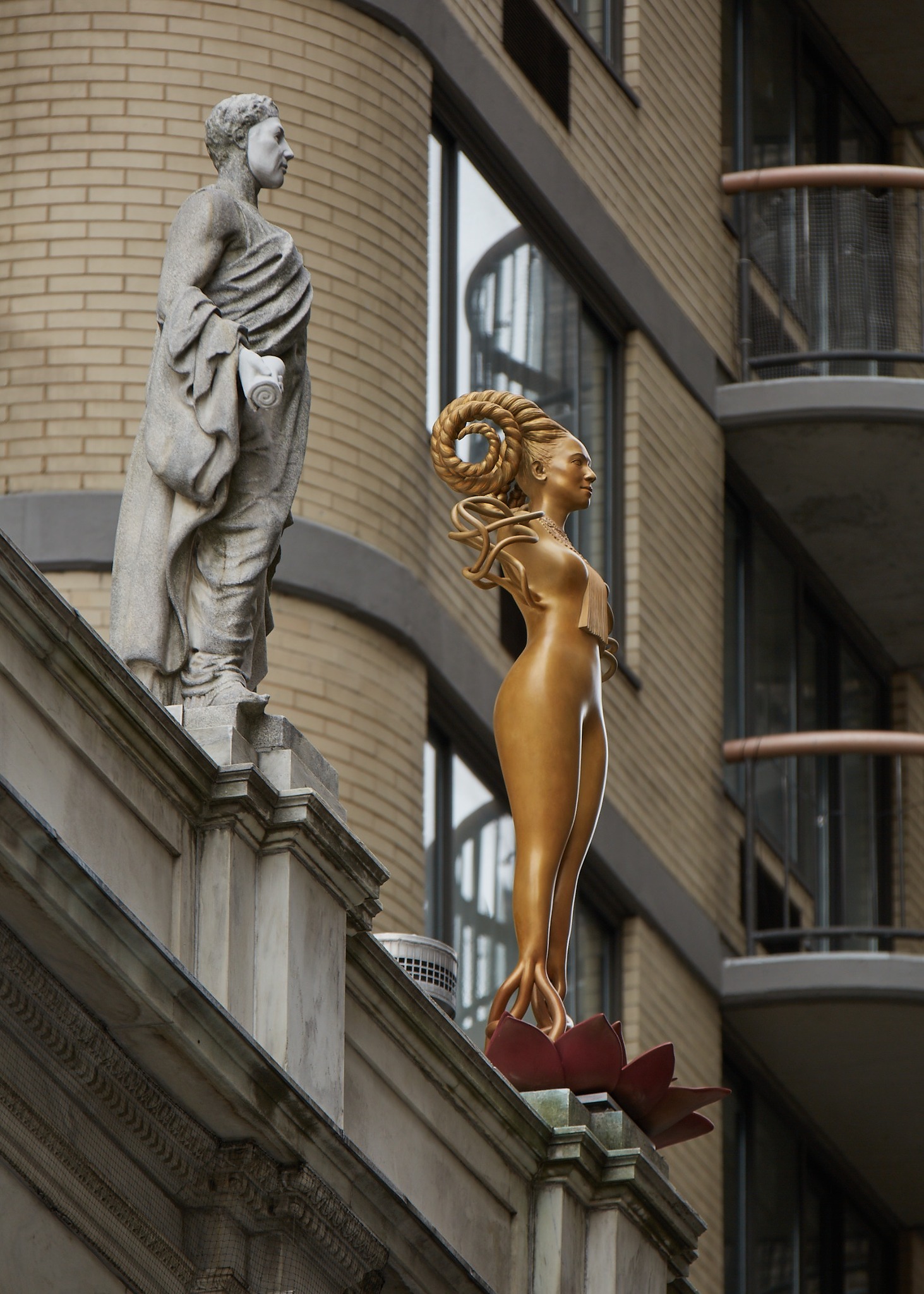 向墮胎權擁護者金絲柏格大法官致敬的女性雕像。與百年來的男性立法者雕像並列。（圖／翻攝自FB@Madison Square Park）